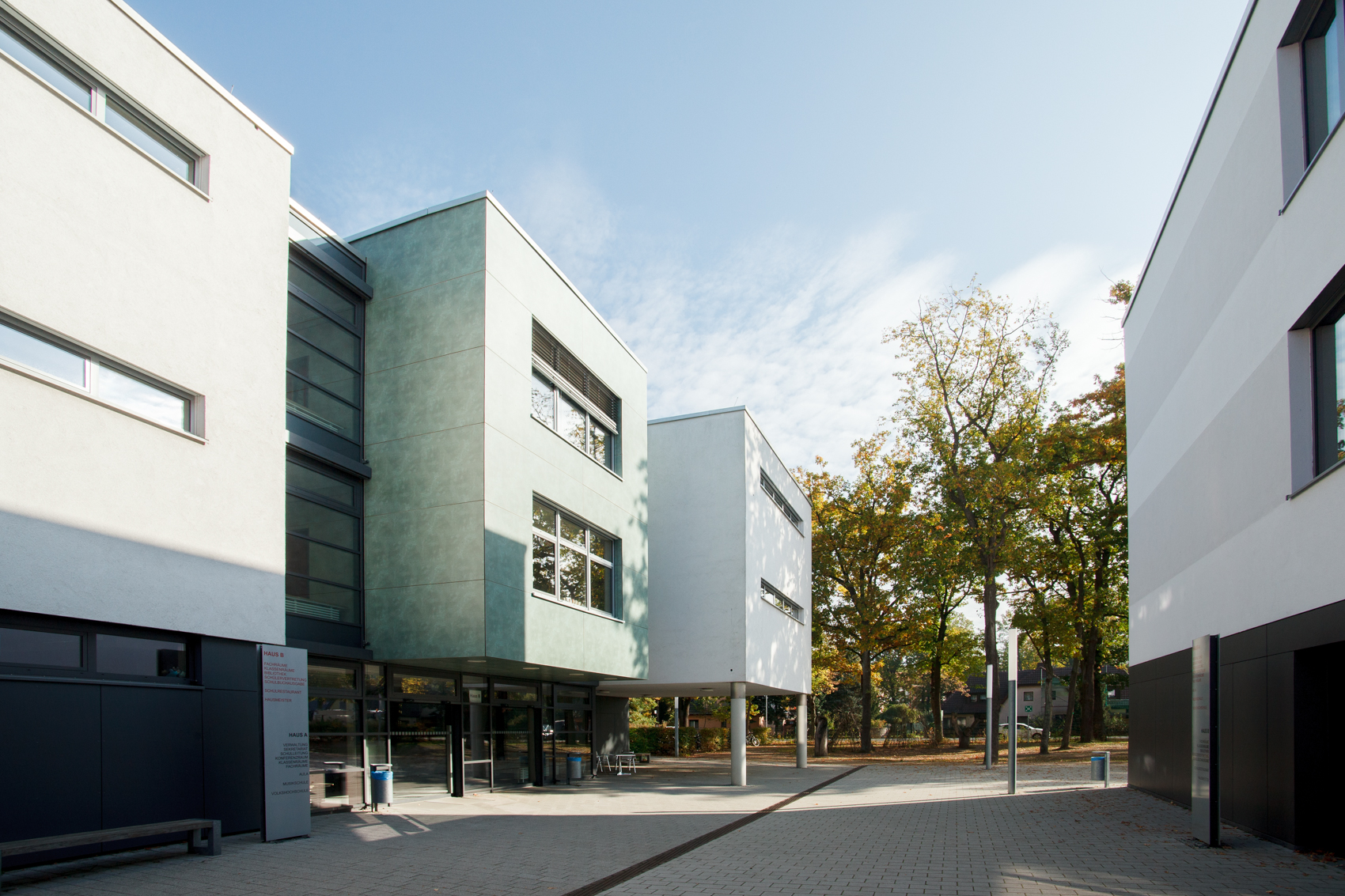 Kubische Gebäude des Gymnasiums