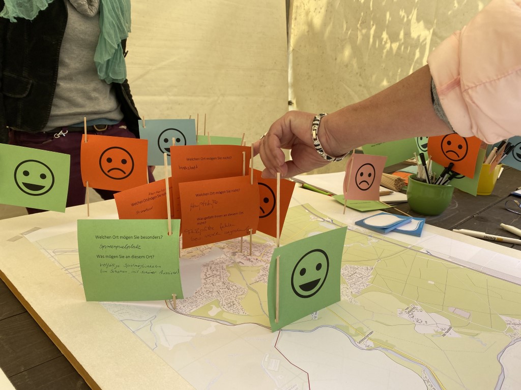 INSEK-Stand Heimatfest mit Karten und Fähnchen