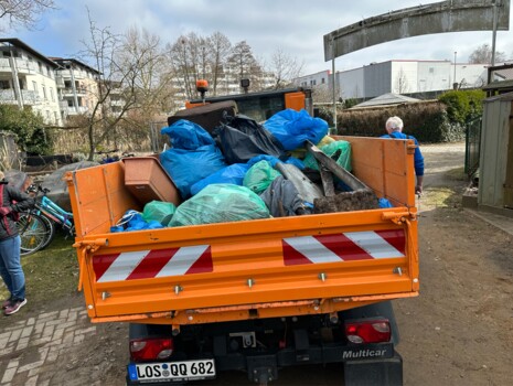Ein Container voller M&uuml;ll aus dem D&auml;meritzsee