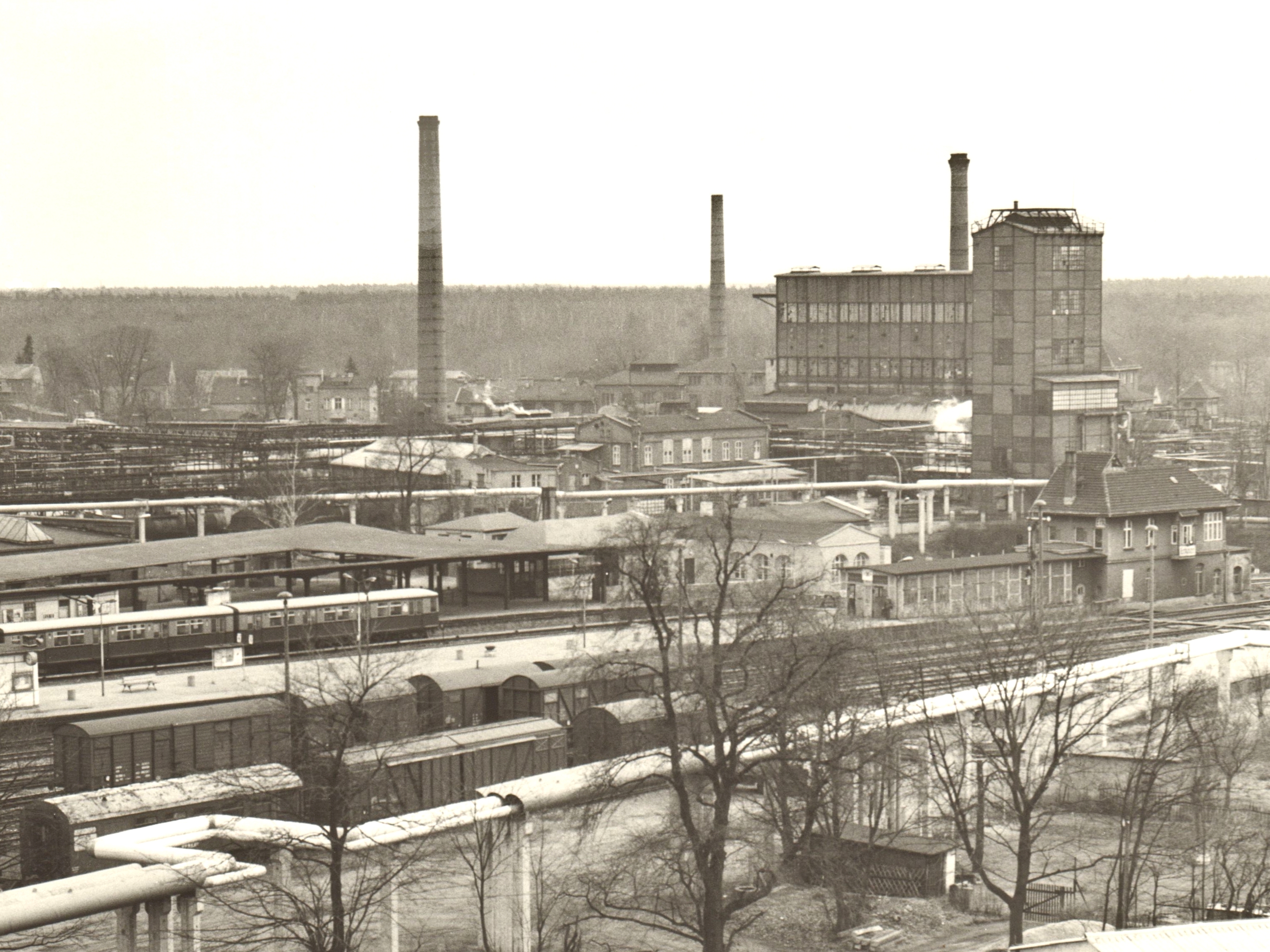 Historische Luftaufnahme vom Teerwerk und dem Bahnhof