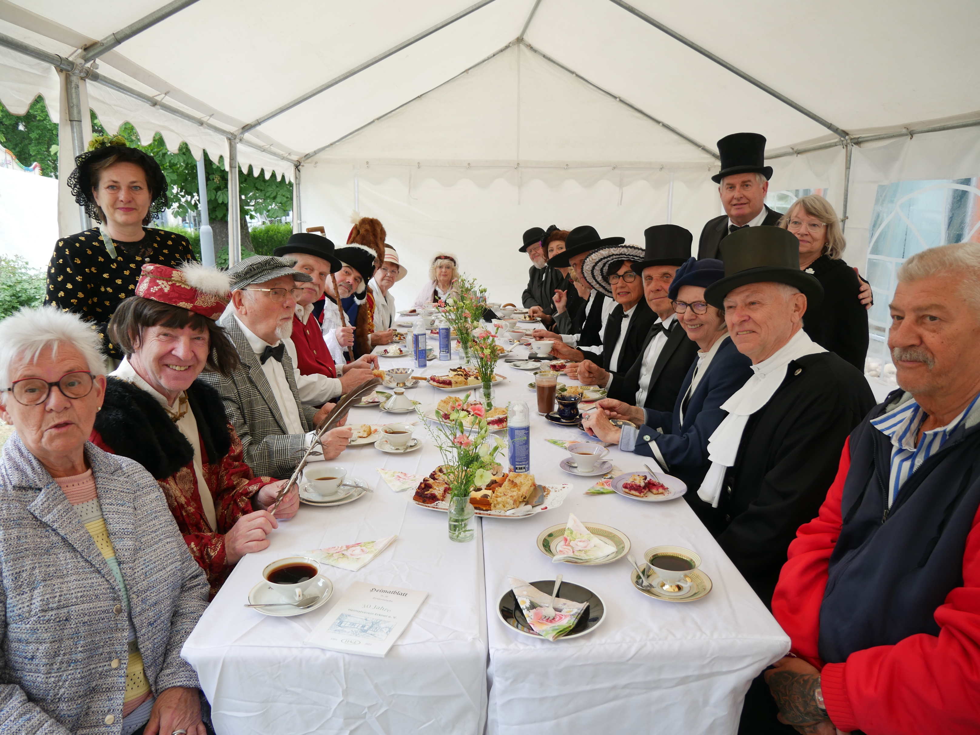 Die Historische Kaffeetafel findet am Sonntag von 14:00 bis 17:00 Uhr im Rathauspark statt. Hier kann mit den Persönlichkeiten aus der Stadtgeschichte Kaffee getrunken werden Historische Kaffeetafel