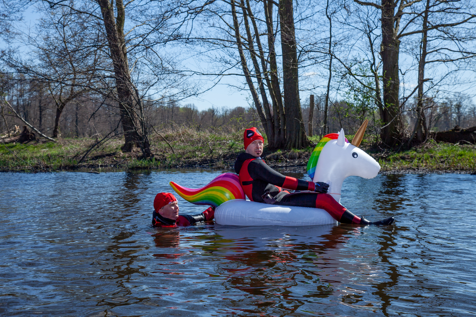 Zwei Männer mit Regenbogeneinhorn