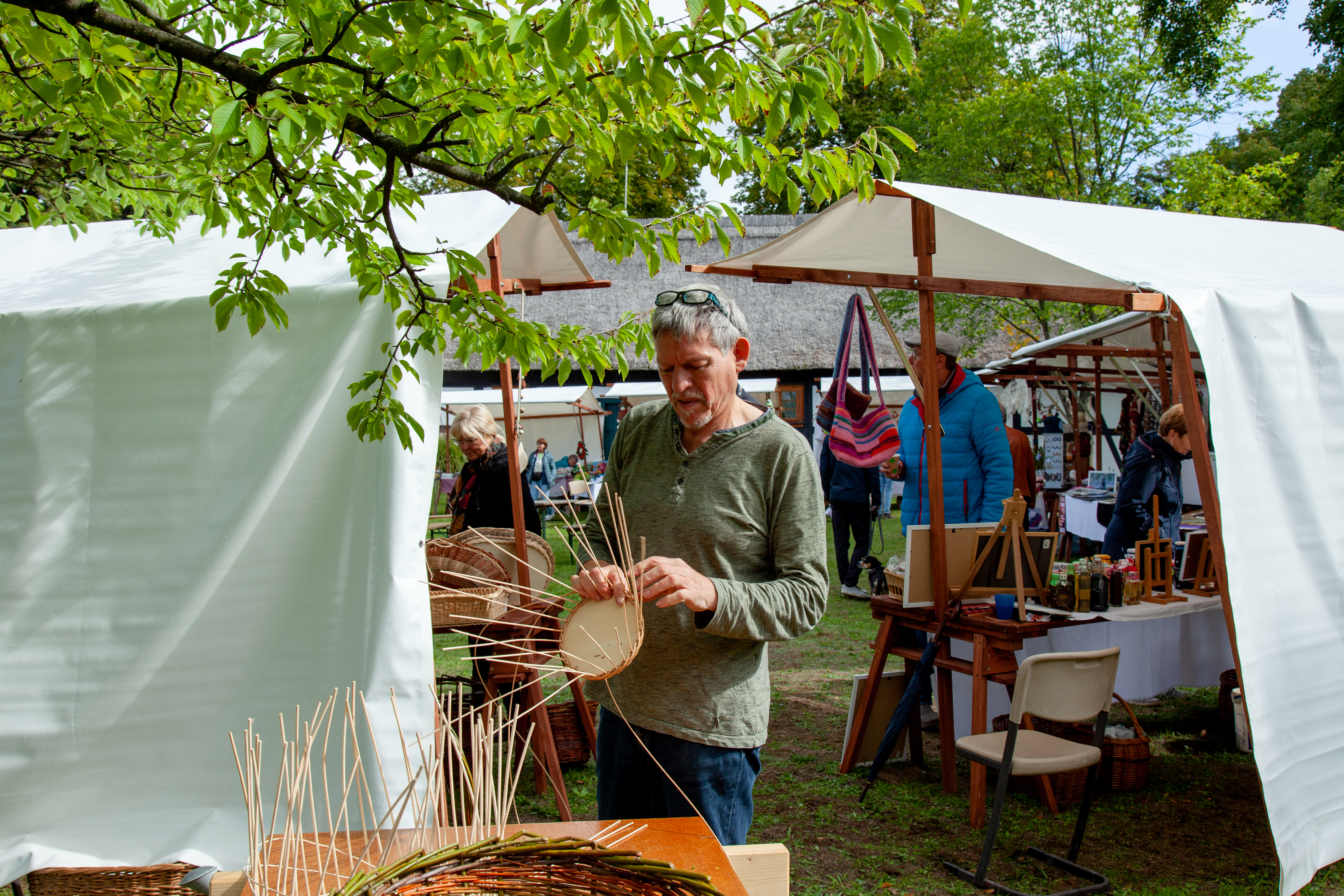 Marktstände mit Korbflechter