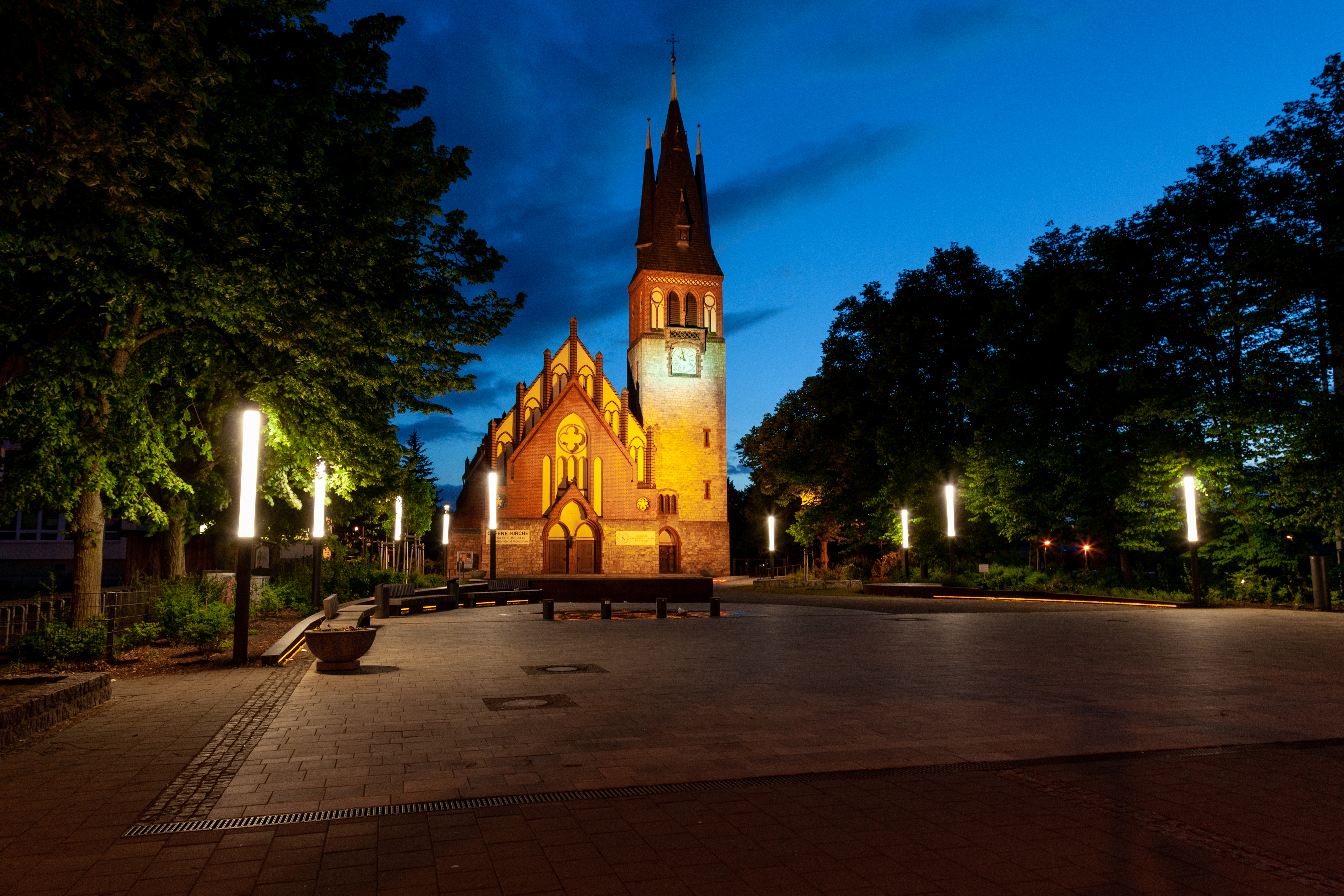 Abendaufnahme Kirchvorplatz Erkner