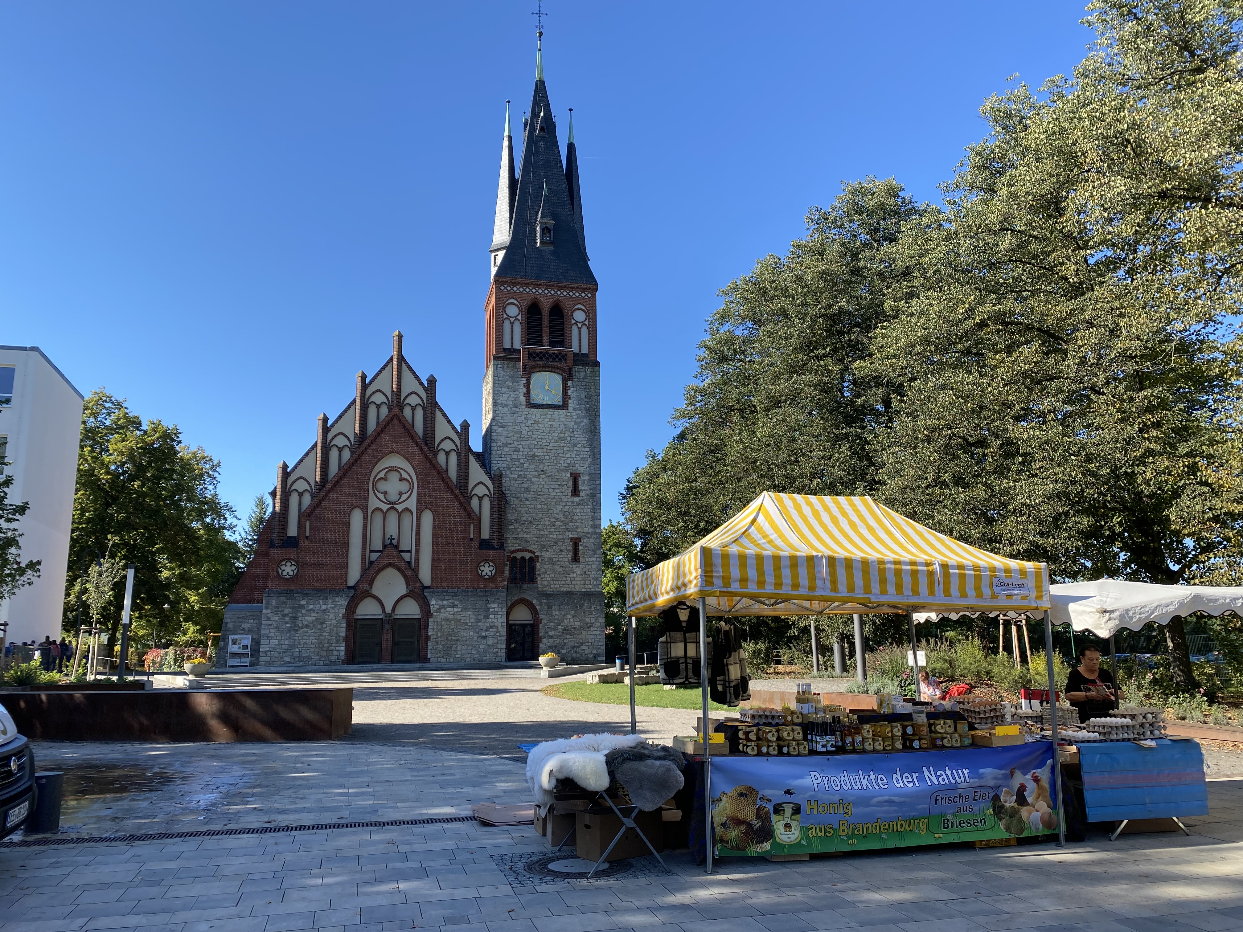 Wochenmarkt auf dem Kirchvorplatz