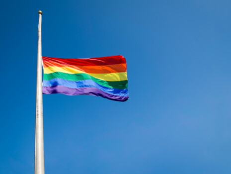 Regenbogenflagge wird gehisst