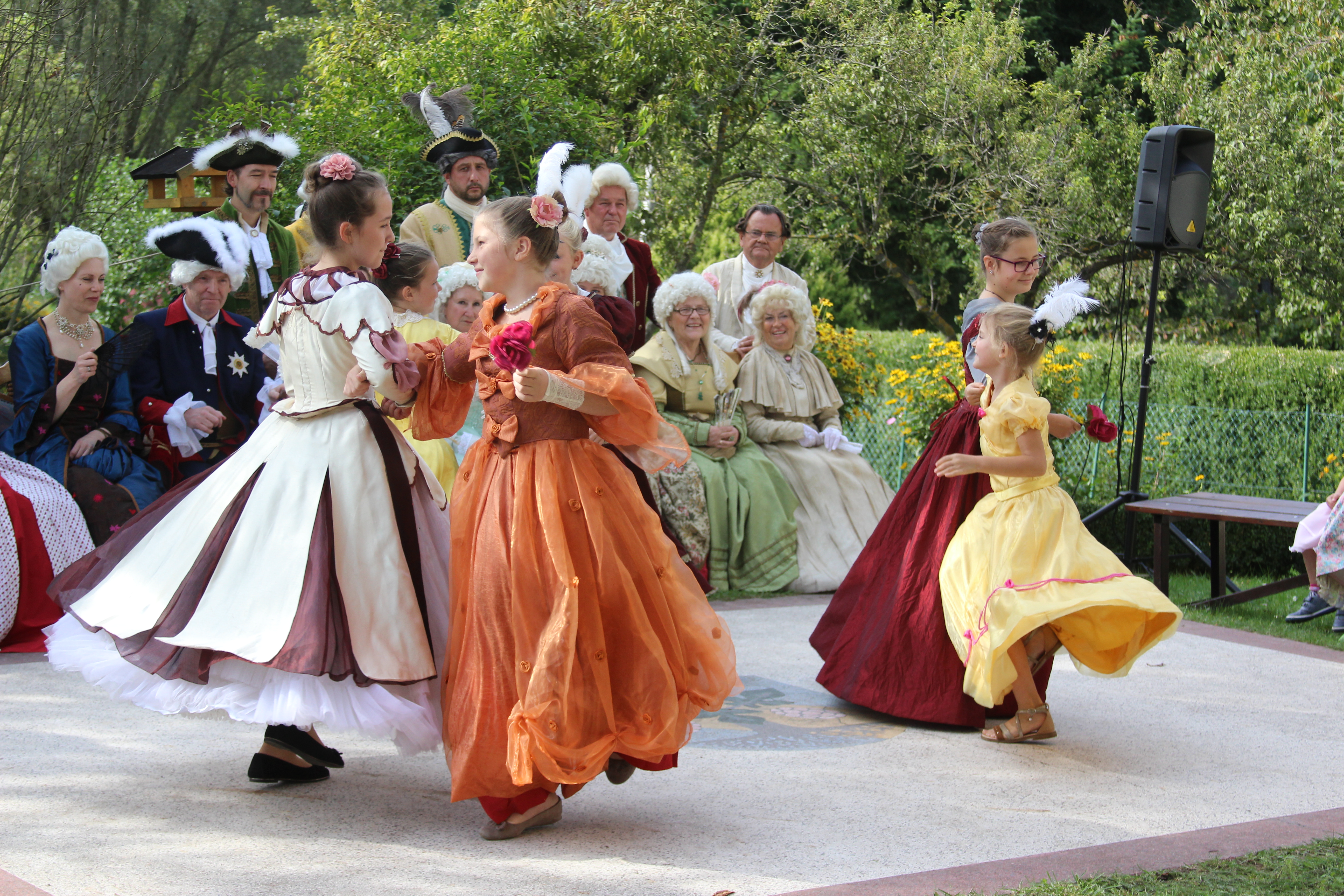 Tanzende Mädchen in historischen Kleidern
